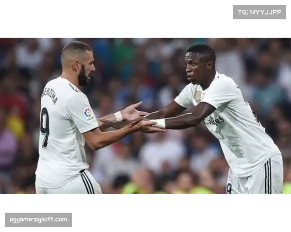 镜头捕捉:维尼修斯突破后与对方后卫发生口角,主裁判迅速介入 镜头捕捉:维尼修斯突破后与对方后卫发生口角,主裁判迅速介入