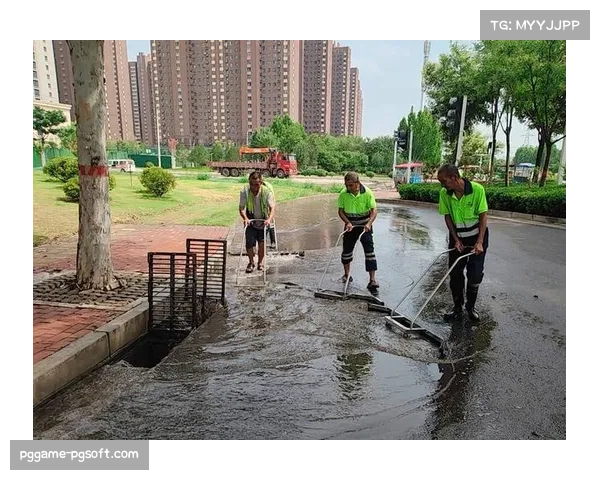 特写：圣西罗雨战，工作人员紧急处理场地积水